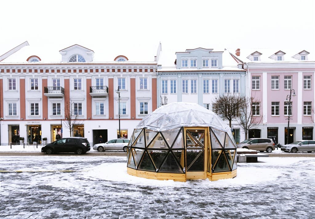 Námestie so snehom a iglu v meste Vilnius v Litve.