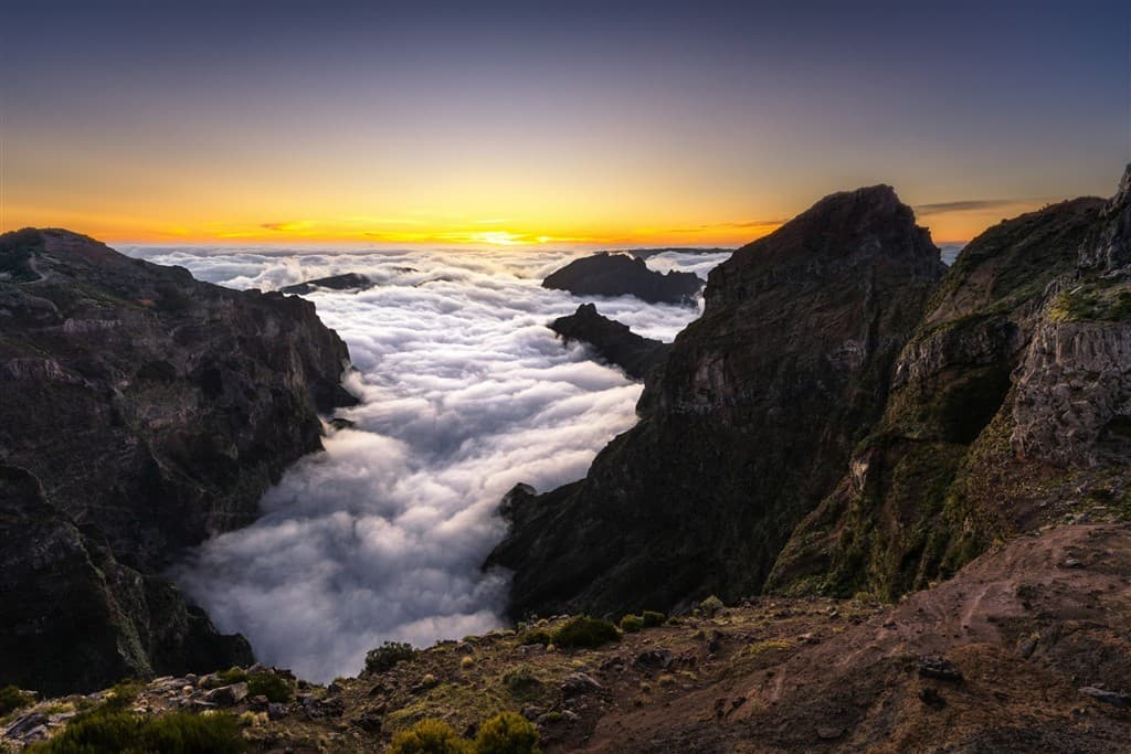 Výhľad na hory a oblaky z Pico do Areiro na Madeire.