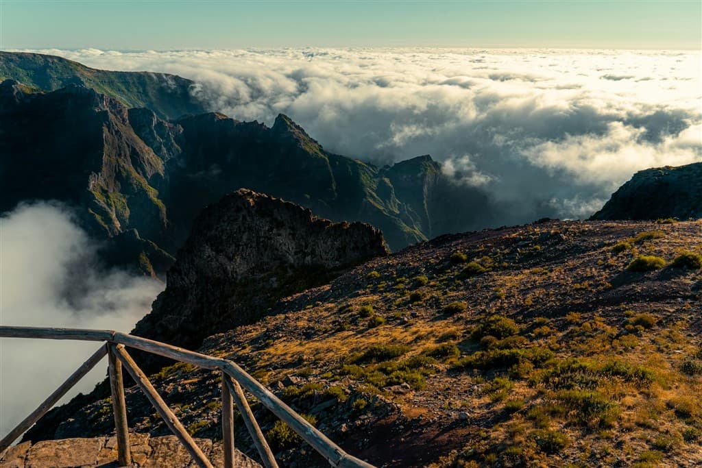 Výhľad na hory a oblaky z Pico do Areiro na Madeire počas dňa.