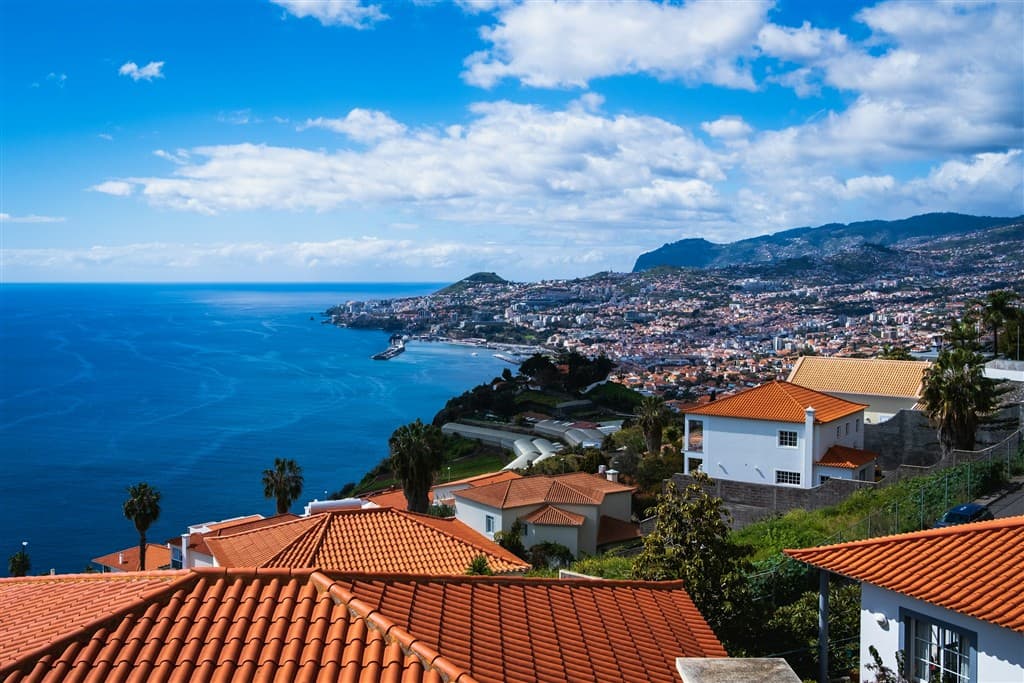 Domy, oceán a mesto Funchal na Madeire.