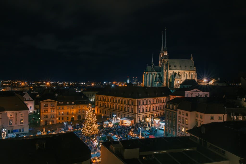 Historické budovy v Brne počas noci v Advente.