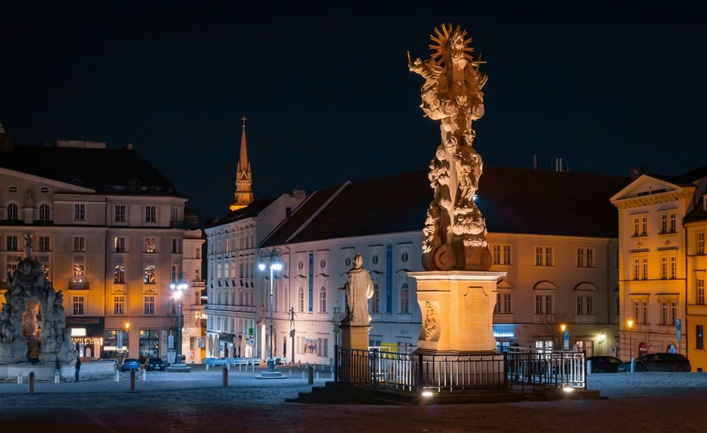 Historické budovy v Brne počas noci.