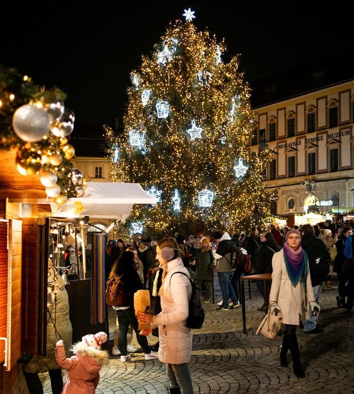 Ľudia počas Adventu v Brne.