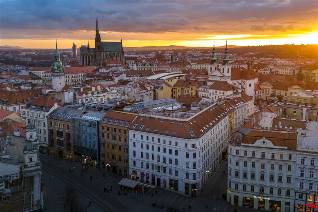 Historické budovy v Brne pri západe slnka.