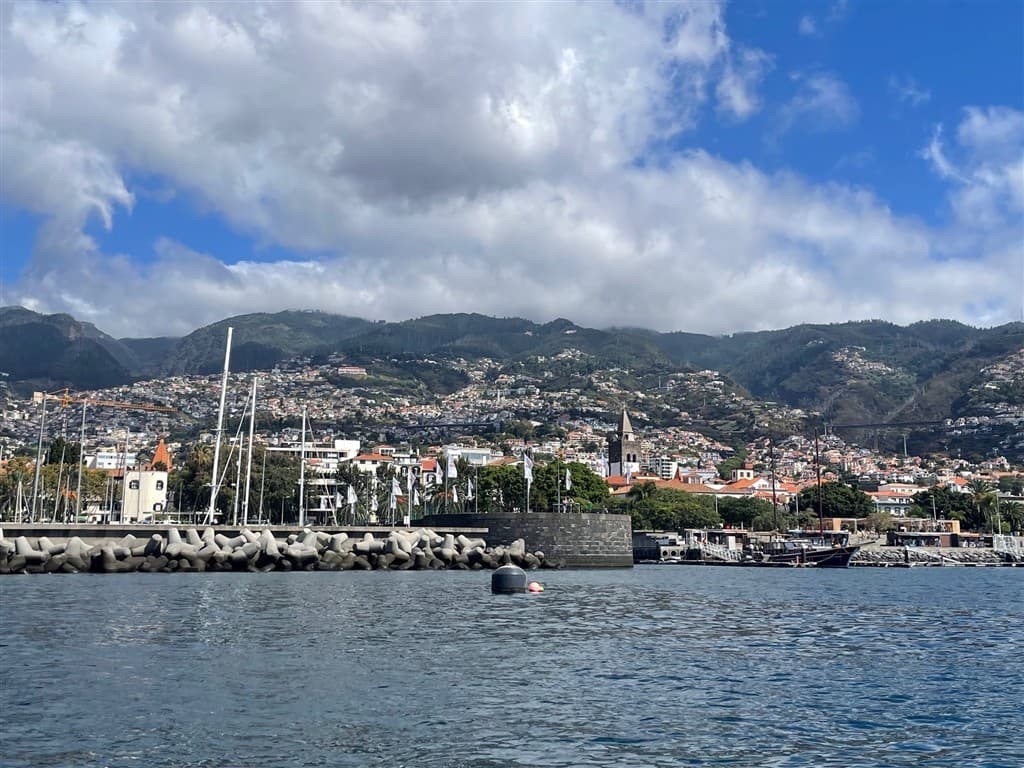Prístav a kopce na ostrove Madeira.
