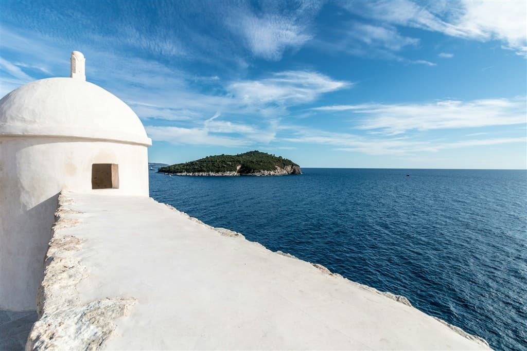 Kamenný múr, more a ostrov v Dubrovníku.