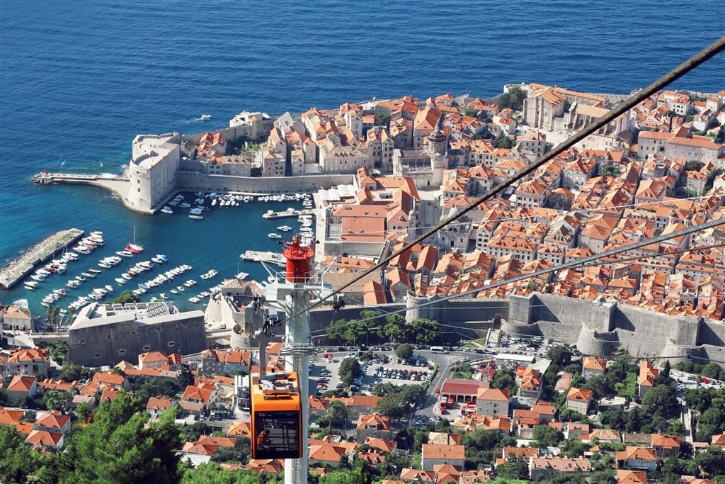 Lanovka a mesto Dubrovník pri mori.