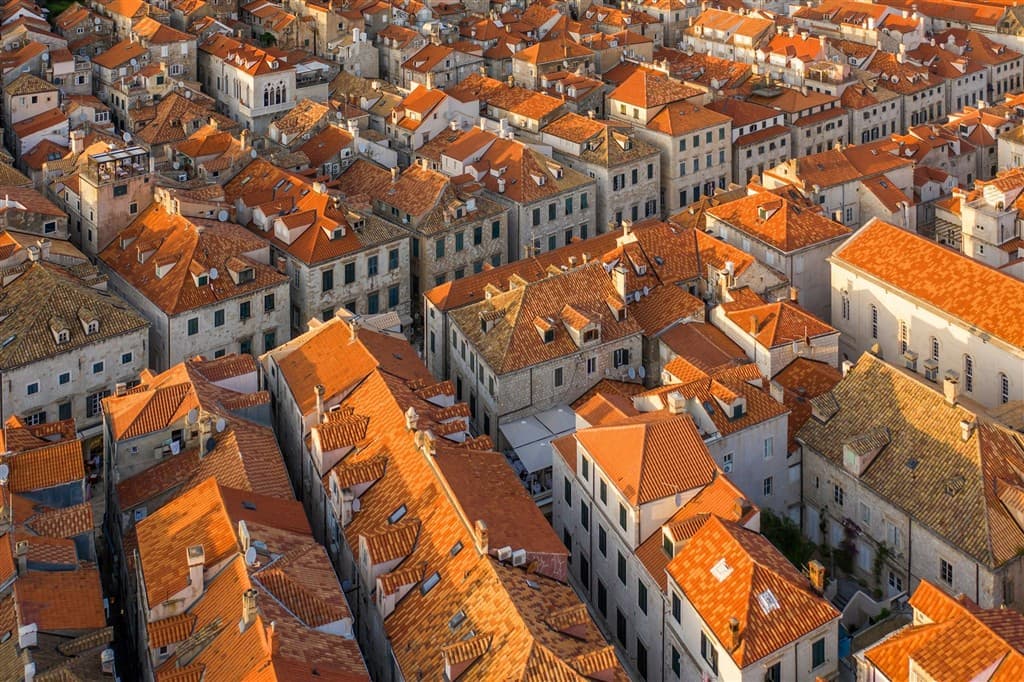 Červené strechy domov v Dubrovníku.