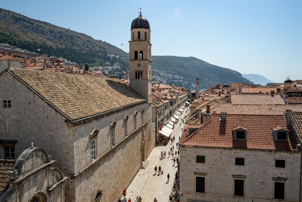 Hlavná ulica v Dubrovníku a kostol.