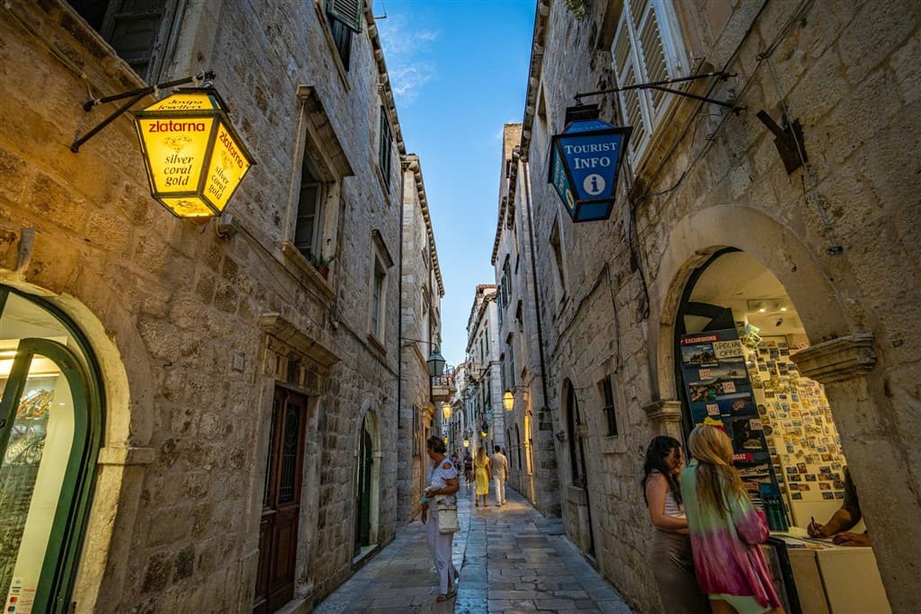 Ulica v Dubrovníku a ľudia.