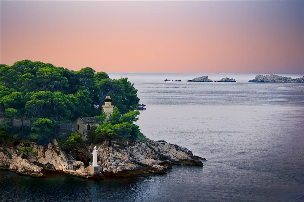 Ostrov s borovicami a more pri Dubrovníku.