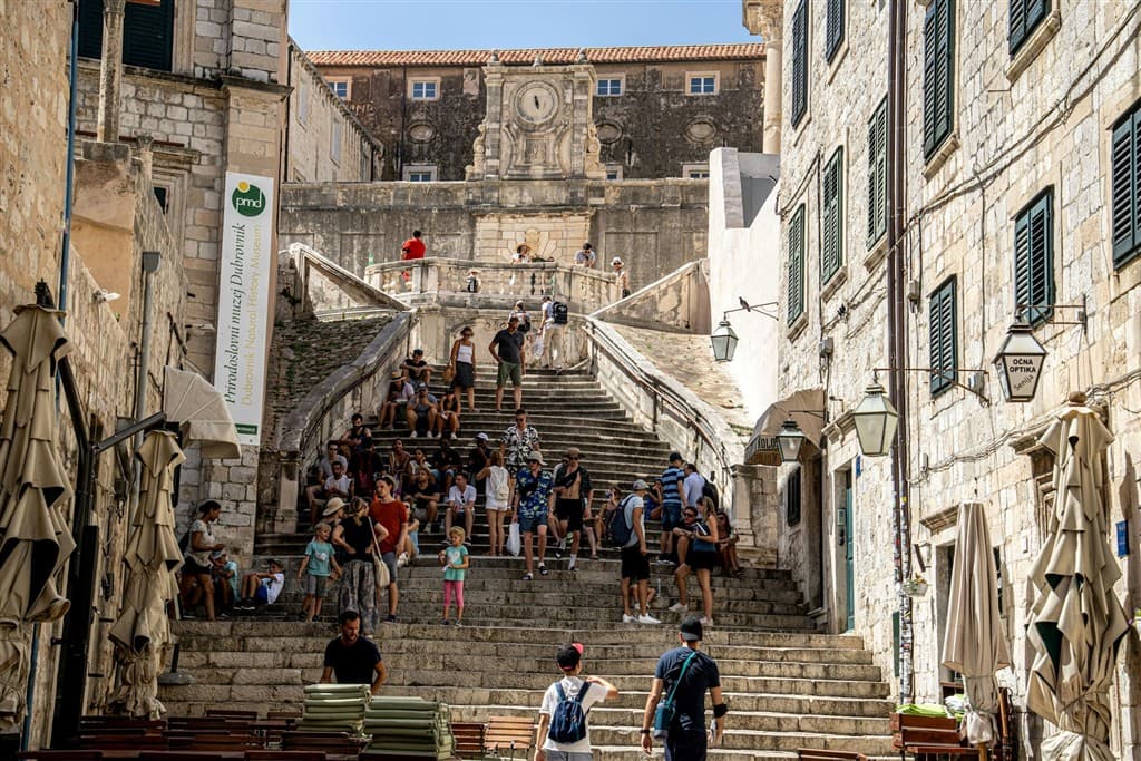 Schody a historické budovy, návštevníci v Dubrovníku.