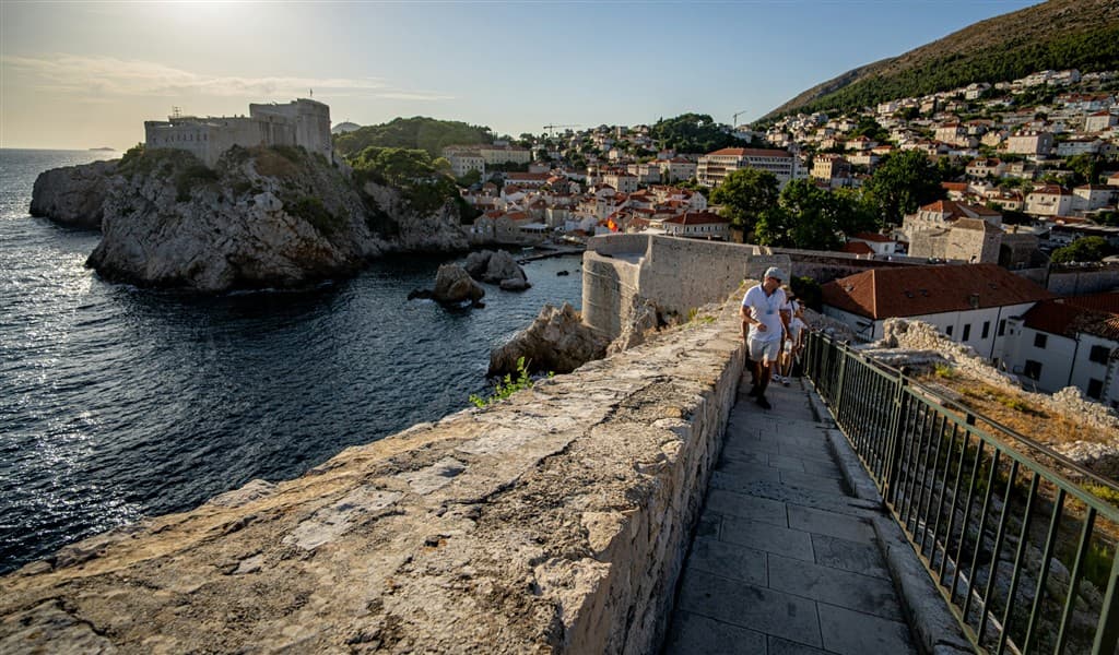 Mestské hradby a more v Dubrovníku.
