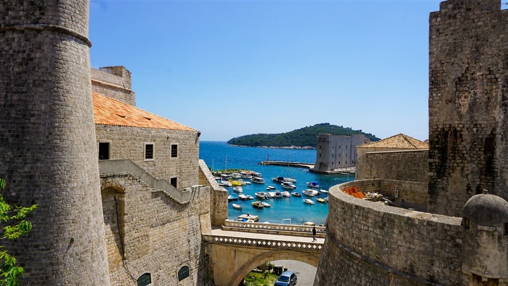 Kamenné hradby a more v Dubrovníku.