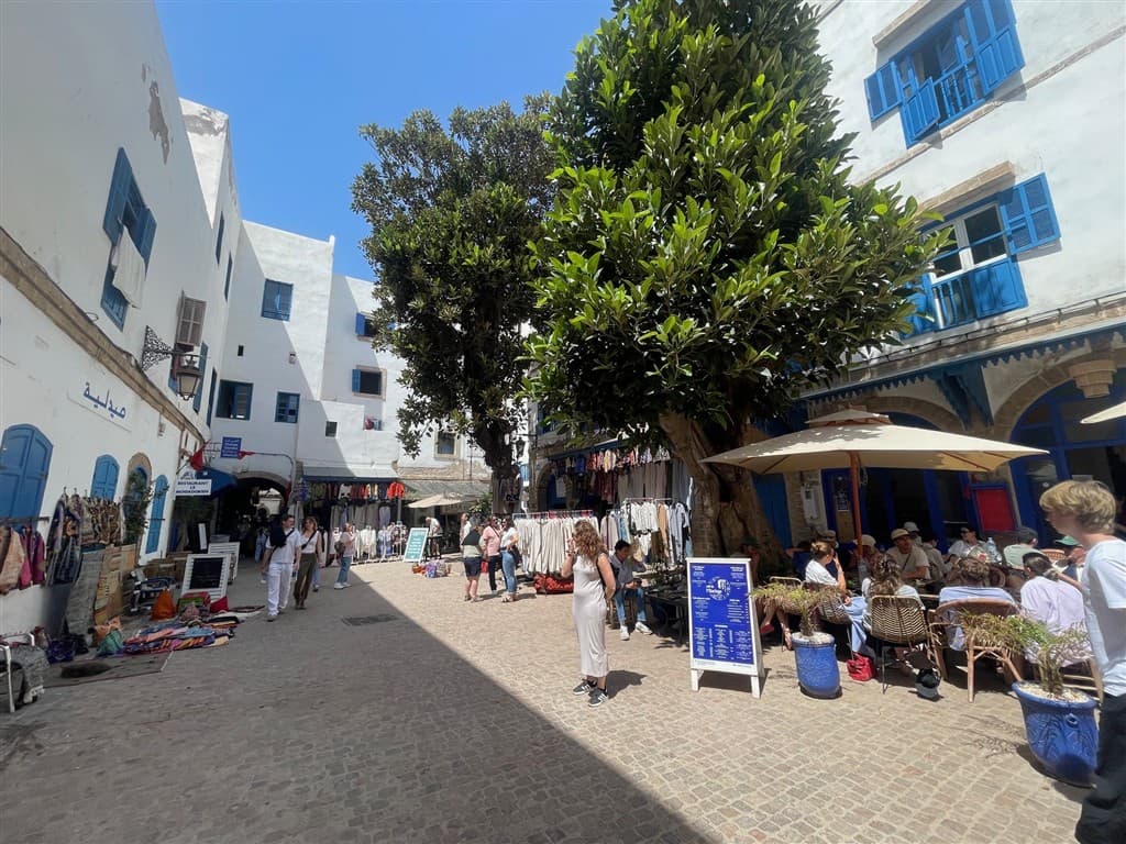 Essaouira a biele domy s obchodmi.