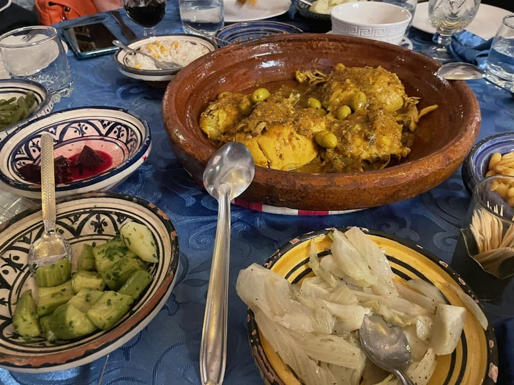 Zelenina a kuracie mäso pripravené v tajine v Maroku.