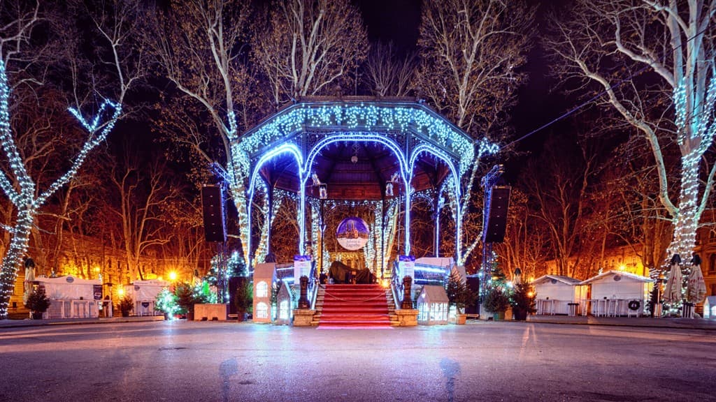 Advent v Záhrebe - vysvietené pódium