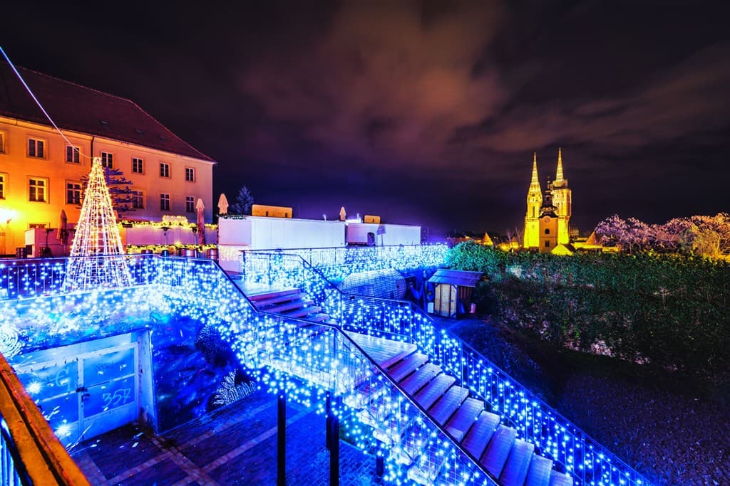 Advent v Záhrebe - vysvietená ulica