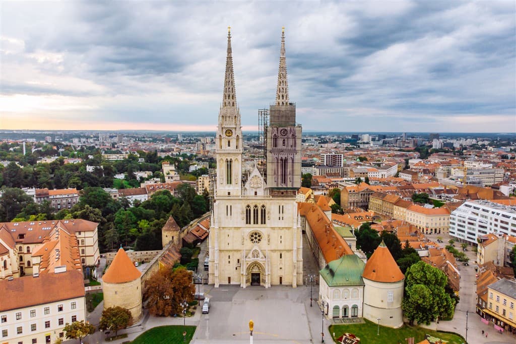 Advent v Záhrebe - pohľad na katedrálu