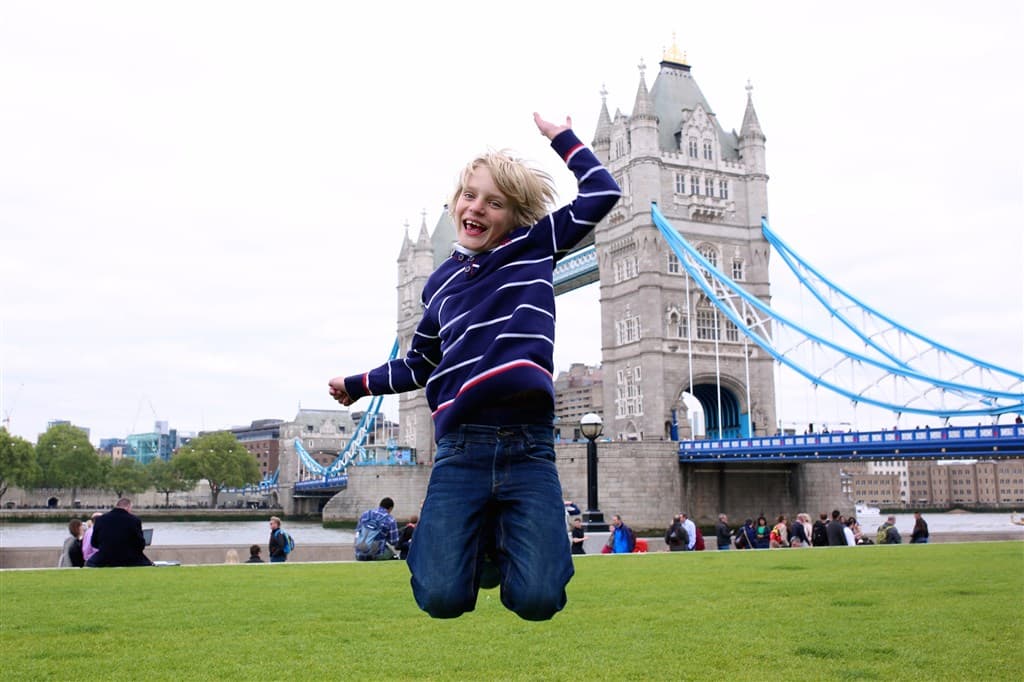 Chlapec pred Tower Bridge