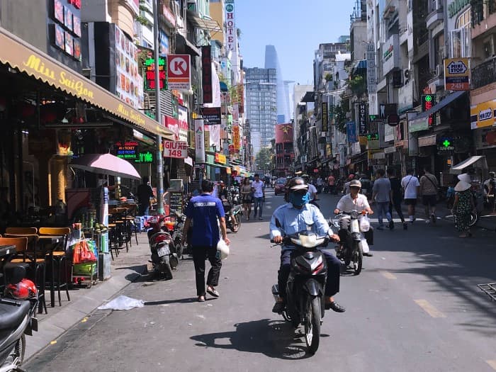 Ľudia na rušnej ulici v Ho Či Minovom meste. Vietnam