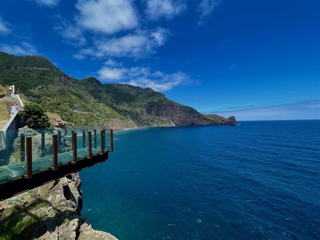 Pohľady na more, hory na ostrove Madeira.