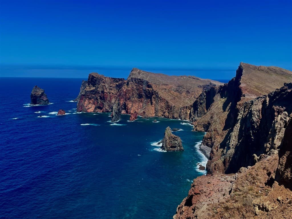 Skalný výbežok Sao Lourenço na ostrove Madeira a oceán.