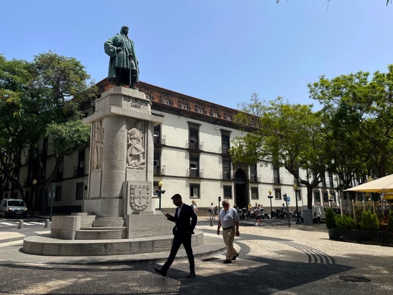 Námestie so sochou, historickými budovami a ľudmi v hlavnom meste Funchal.