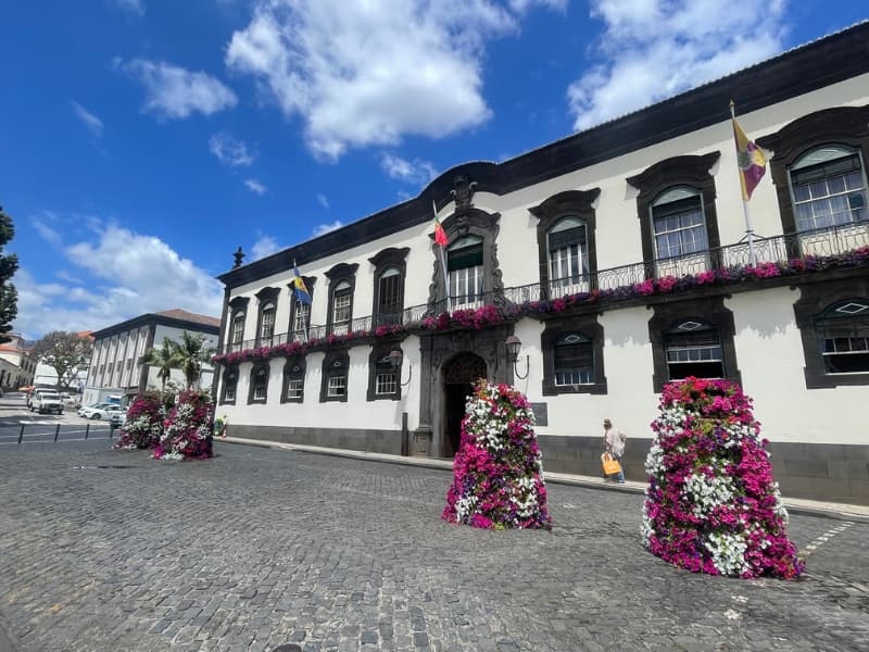 Radničné námestie s historickou budovou a kvety. Ostrov Madeira.
