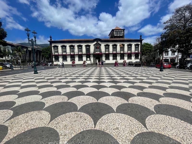 Radničné námestie s radnicou v meste Funchal, Madeira.