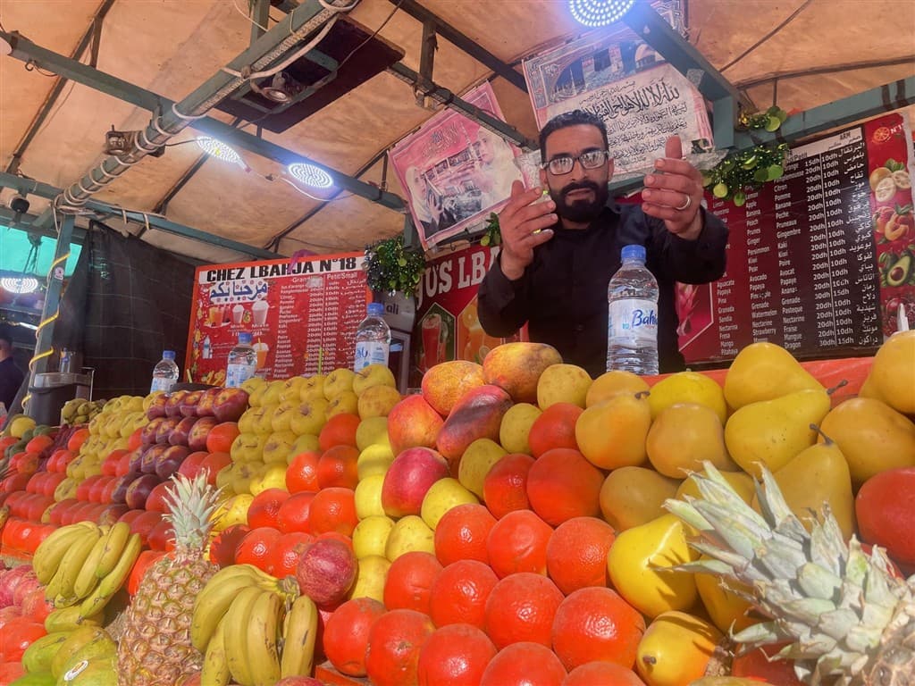 Maročan predávajúci pomaranče.