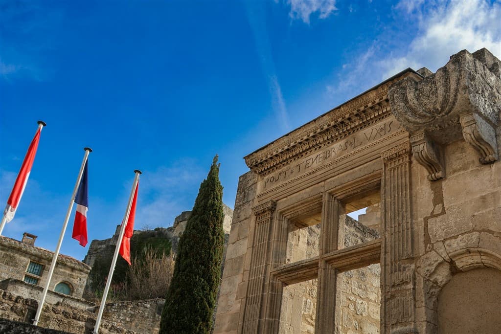 Brána a vlajka v Les Baux-de-Provence