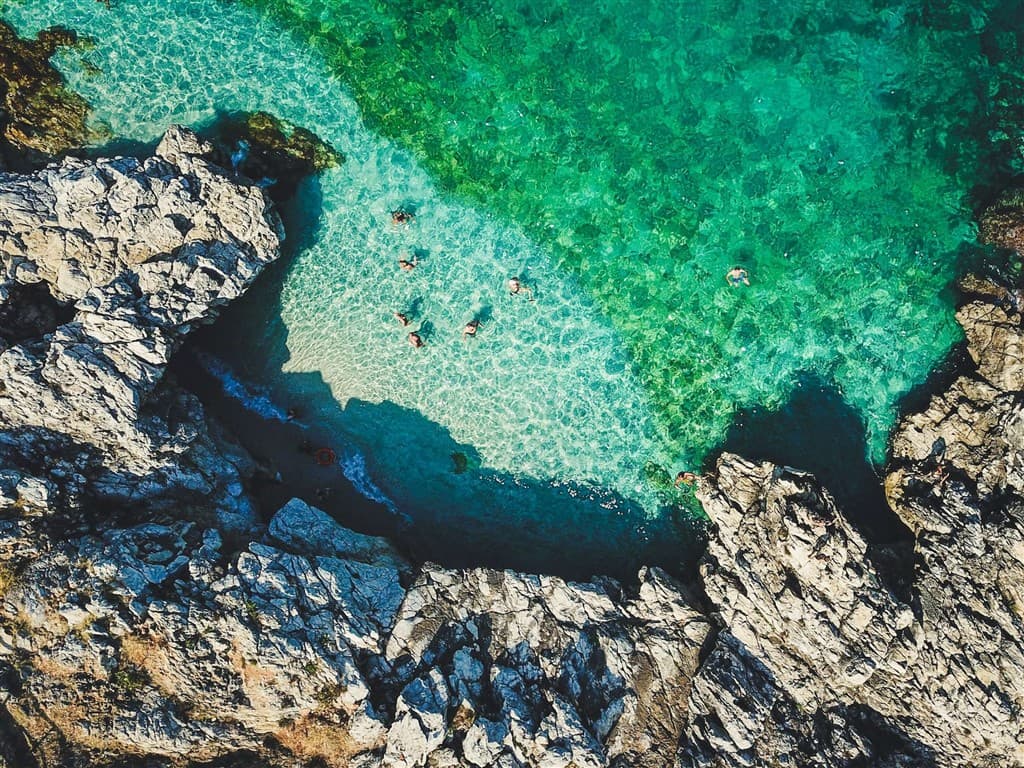 Morské pobrežie a skalné útesy na Sicílii.