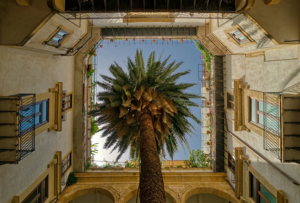 Pekné átrium a palma v Palerme na Sicílii.