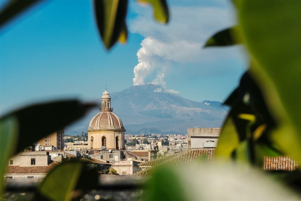 Chrlianca sopka Etna a mesto v Catánii.