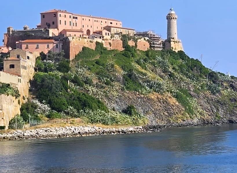 Maják a historické budovy na kopci nad morom na Elbe.