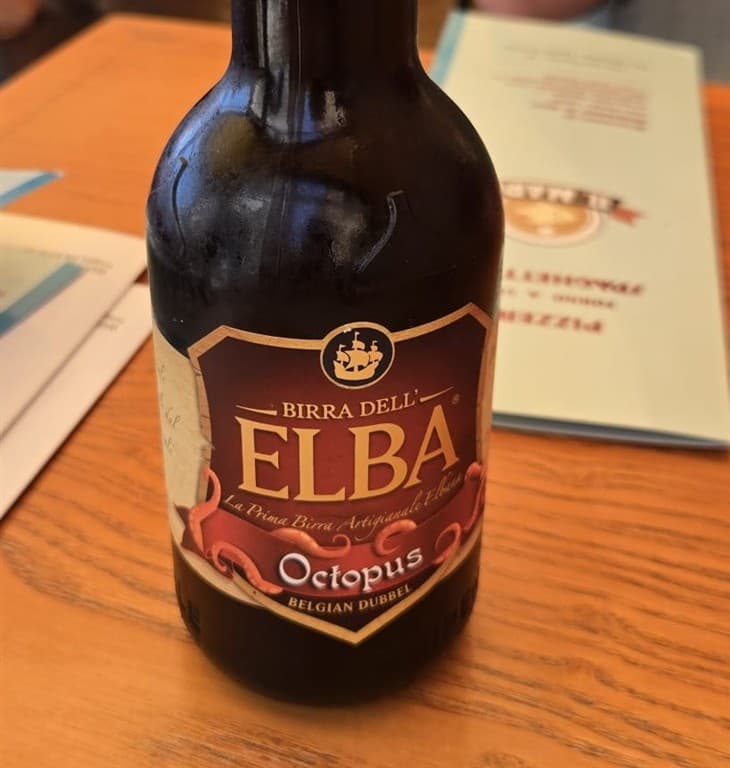 Pivo vo fľaši na stole na Elbe.