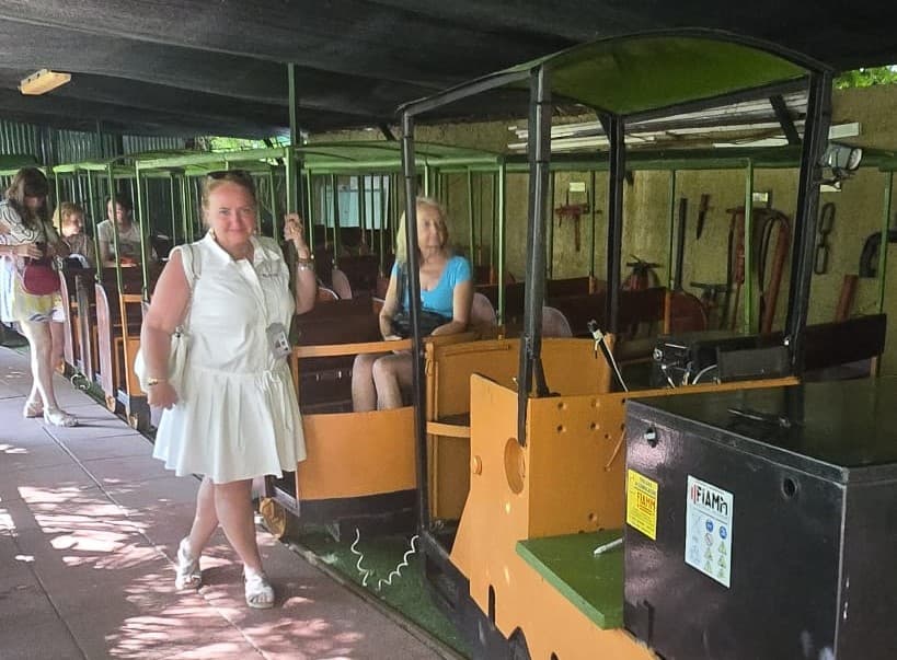 Skupina a sprievodkyňa Slávka pri vláčiku na ostrove Elba.