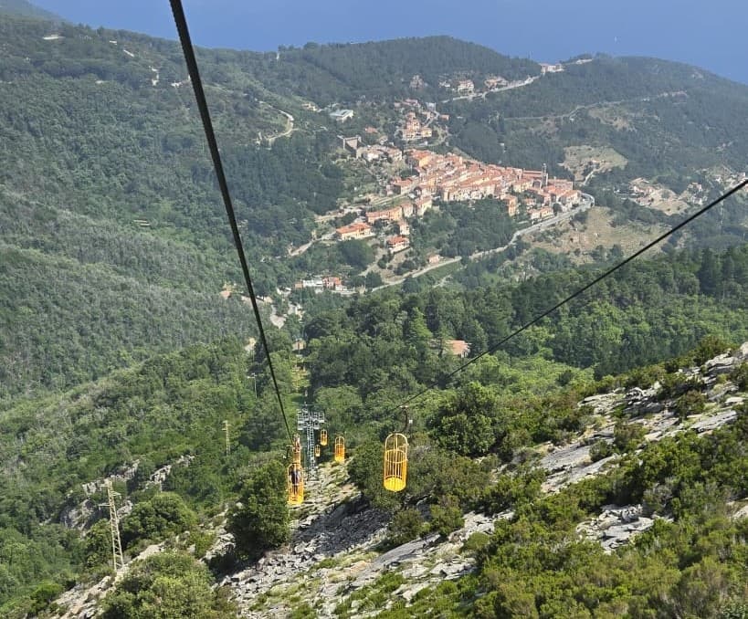 Žlté lanovky na kopci na Elbe.