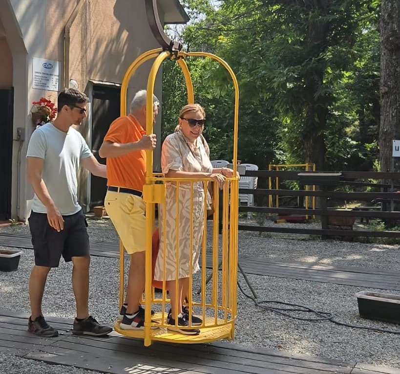 Klienti nastupujúci do žltlej lanovky na Elbe.