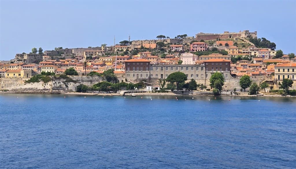 Budovy na ostrove Elba a modré more.