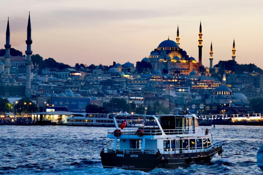 Loď, mešity a vysvietený Istanbul. Turecko