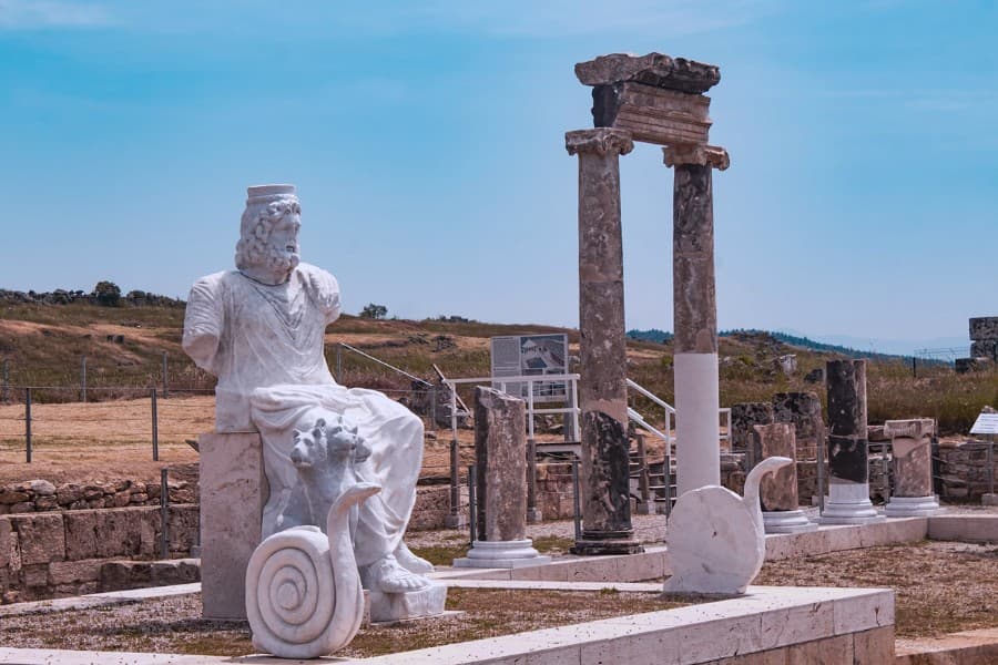 Mramorová socha boha podsvetia - Háda v antickom meste Hierapolis. Turecko