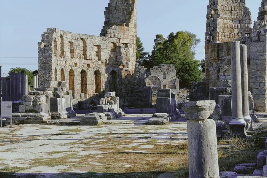 Antické mesto Perge so zrúcaninami. Turecko.
