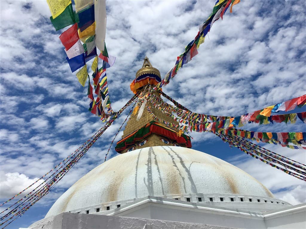 Biela stupa s vlajkami v Nepále.