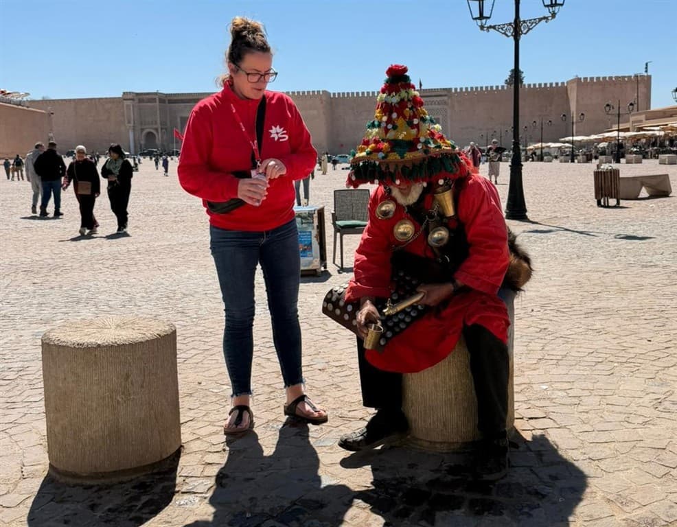 Sprievodkyňa CK SATUR Zdenka s potulným mníchom na námestí v Meknes v Maroku.