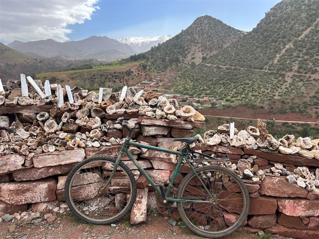 Bicykel a pohorie Atlas v Maroku.