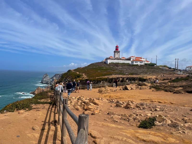 Cabo da Roca v Porrtugalsku s majákom a pobrežím Atlantiku