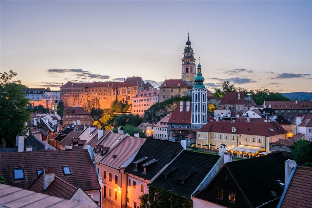 Kostoly a historické budovy po západe slnka v Českom Krumlove.
