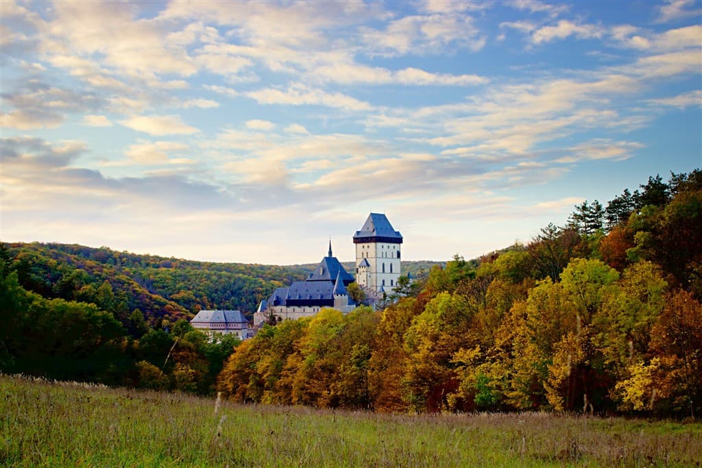 Stromy a hrad Karlštejn.